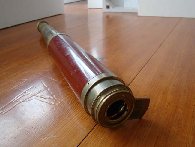 A very fine English three-draw telescope with mahogany barrel circa 1800-1825 — image 2